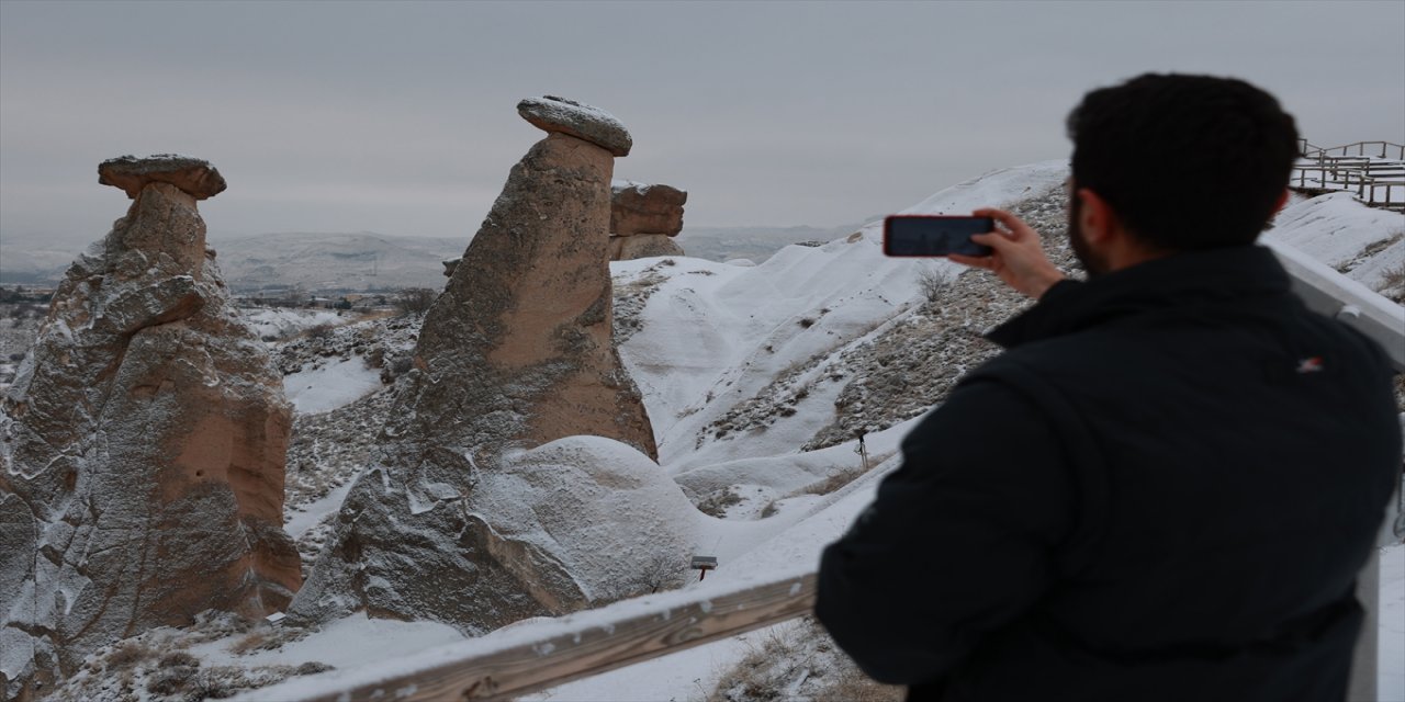 Turistler karla kaplanan Kapadokya'da gezdi