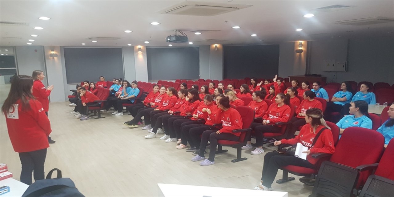 Kızılay'dan kadın milli hentbolculara ilkyardım semineri verildi.