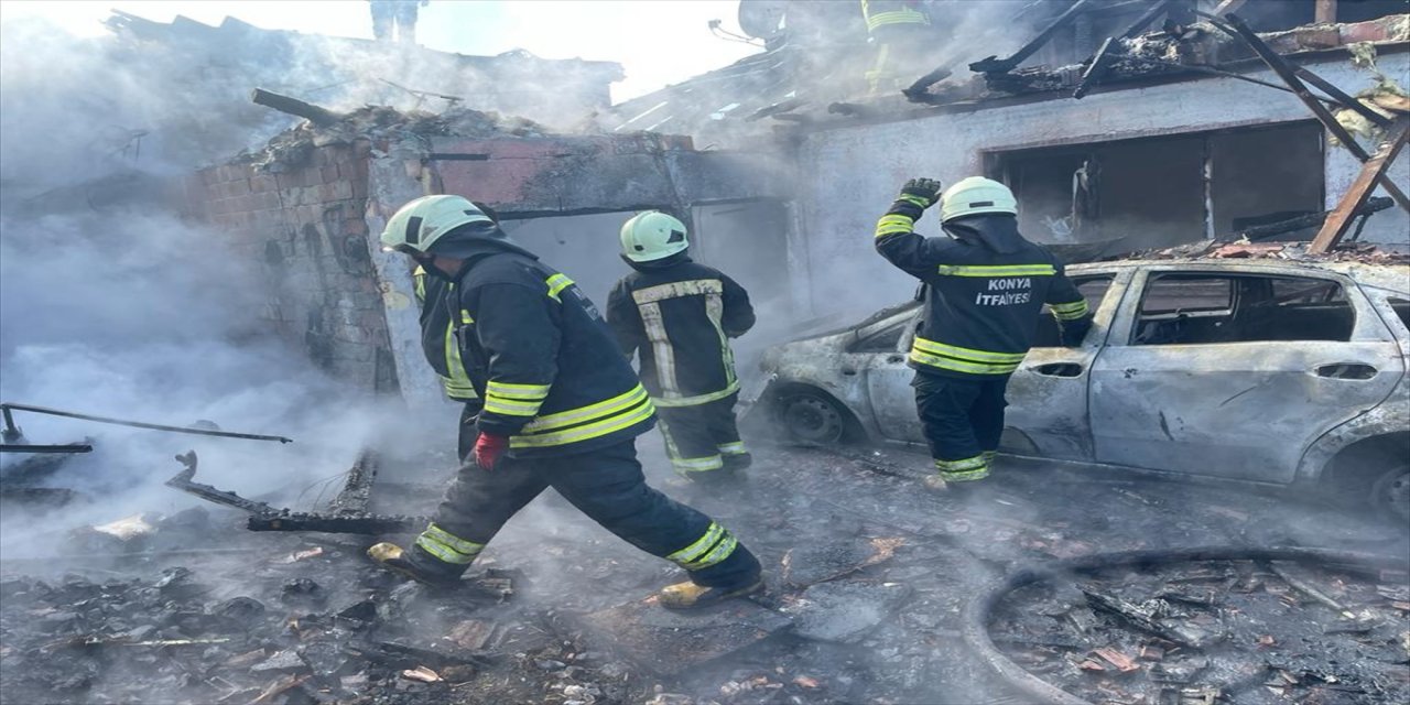 Konya'da müstakil ev ve otomobil yangınına ekipler tarafından müdahale edildi.