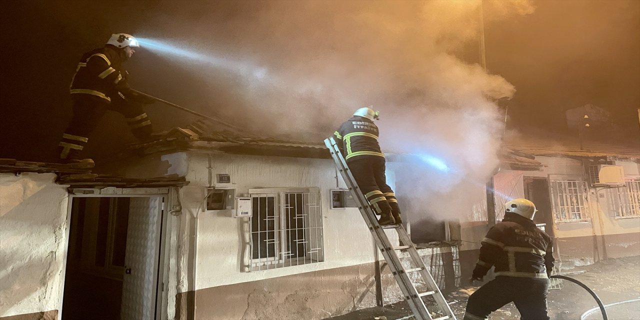 Edirne'de yangın çıkan ev kullanılamaz hale geldi