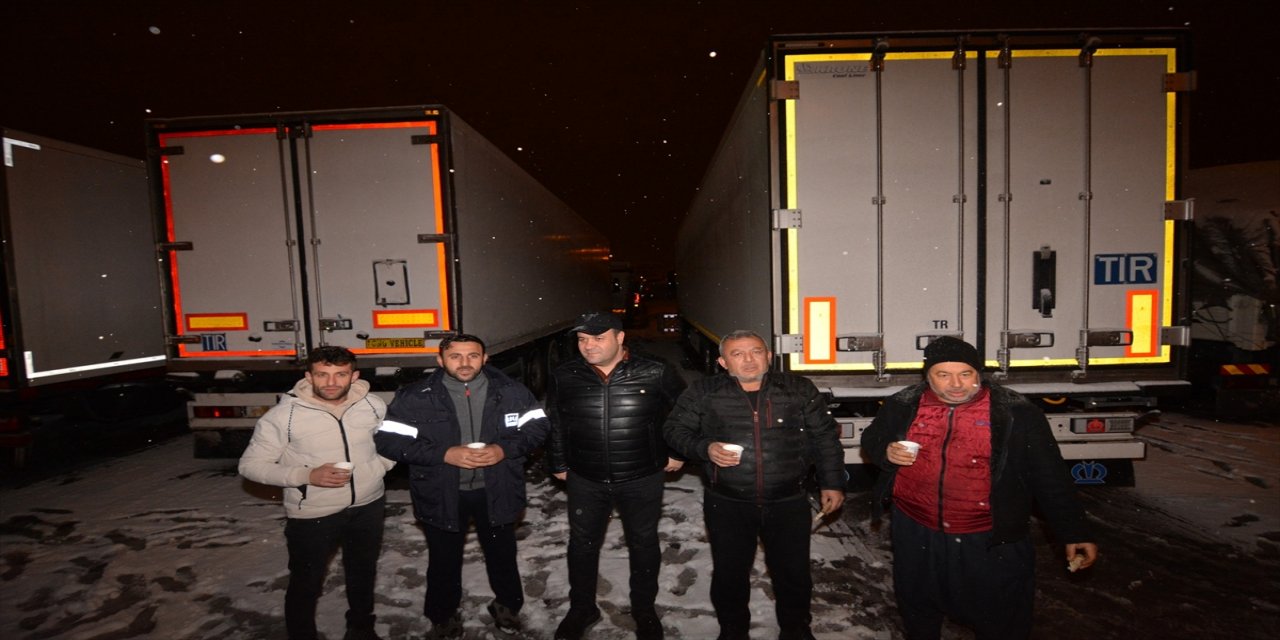 Afyonkarahisar'da kar nedeniyle yolda kalanlara sıcak çorba ikramı