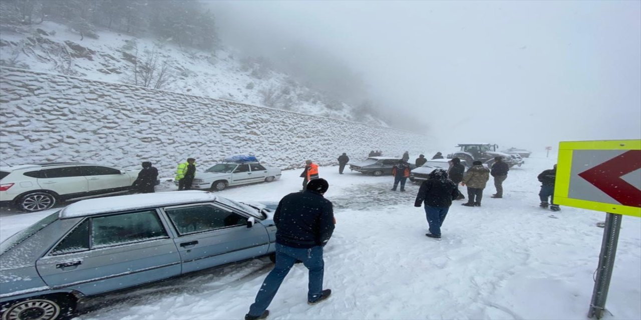 Adana ve Mersin'de kar yağışı etkili oluyor.