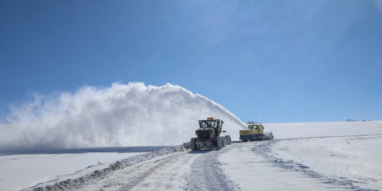 Van'da mahalle yollarında karla mücadele çalışması yürütülüyor.