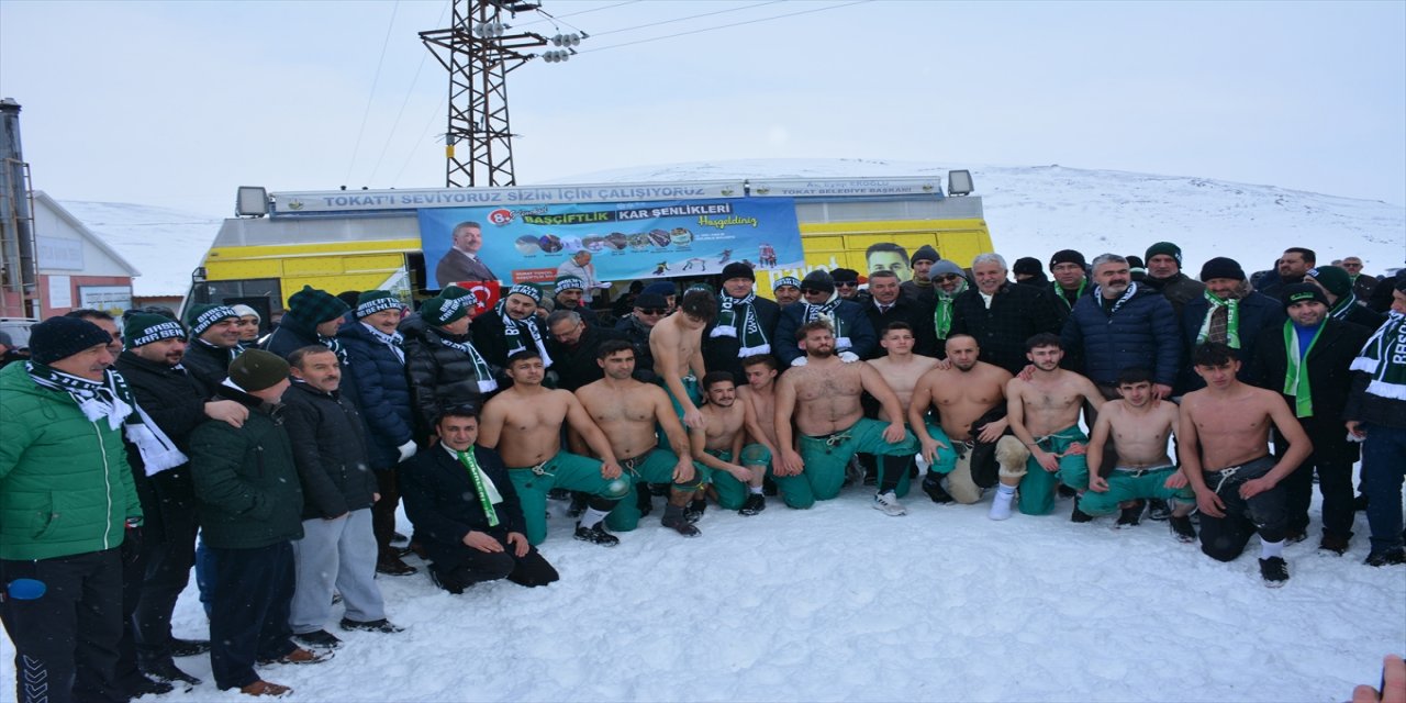 Tokat'ta kar şenliği yapıldı.