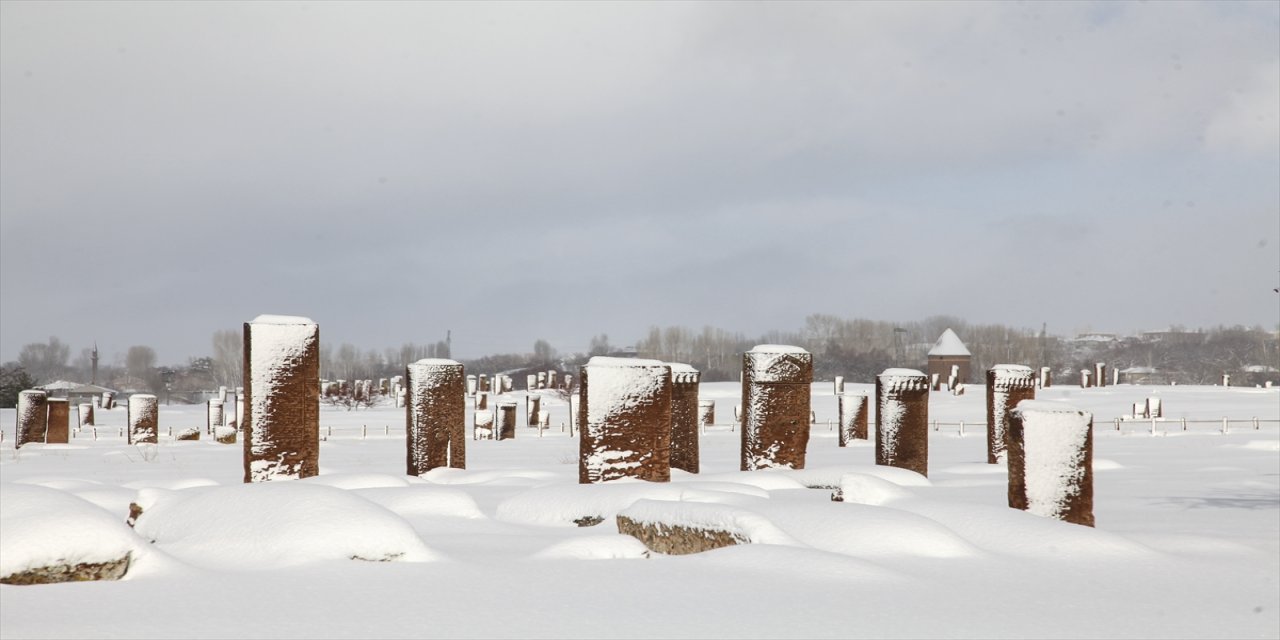 Bitlis'te tarihi yapılar beyaz örtüye büründü.