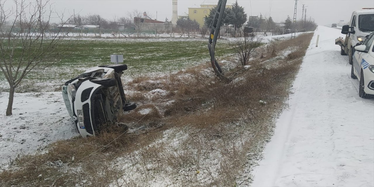 Elazığ'da elektrik direğine çarpan otomobildeki 2 kişi yaralandı.