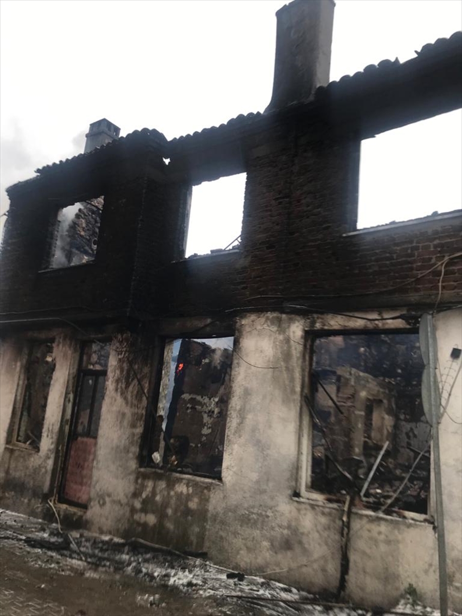 Kırklareli'nde çıkan yangında 2 ev ile 1 iş yeri yandı