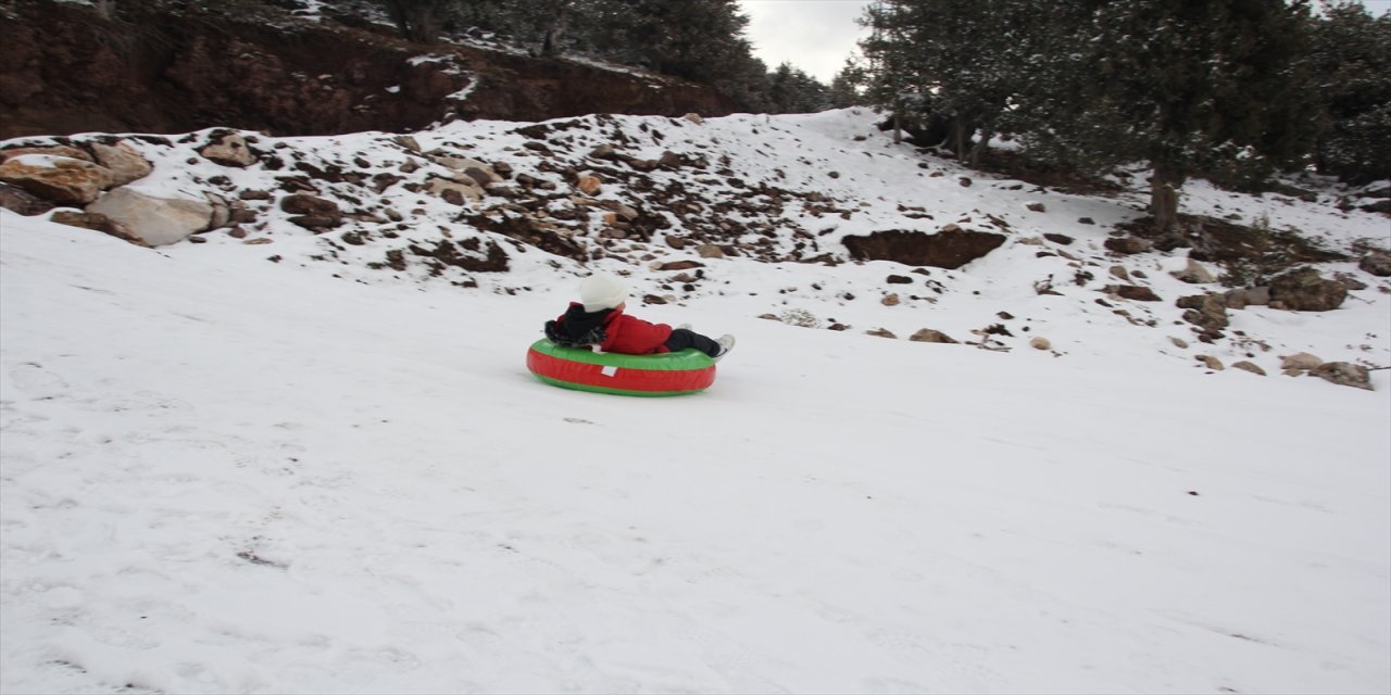 Adana ve Mersin'in yüksek kesimlerinde kar yağışı etkili oldu.