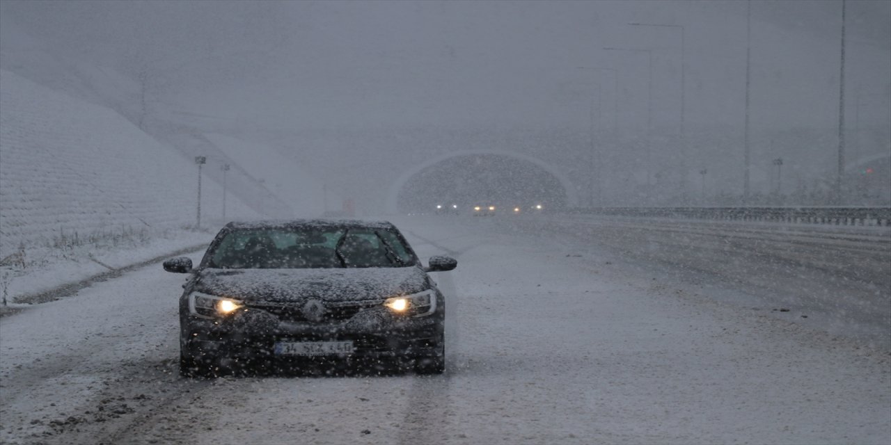 Kuzey Marmara Otoyolu'nun Kocaeli taraflarında kar yağışı etkili oldu.
