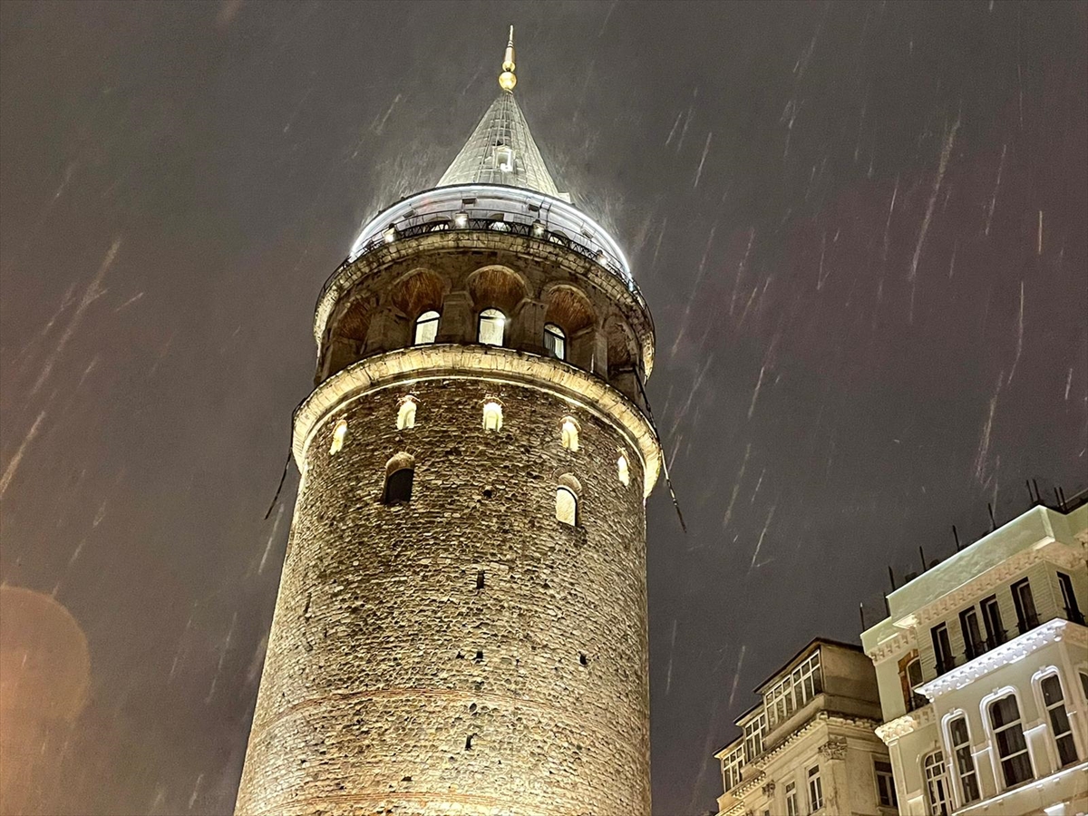 Galata Kulesi'nin demir korkulukları şiddetli rüzgardan zarar gördü