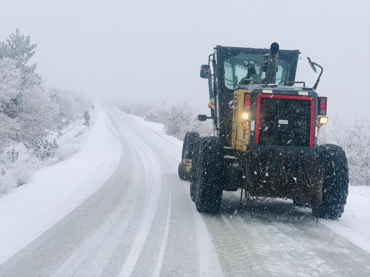 Burdur'da kar yağışı etkili oluyor