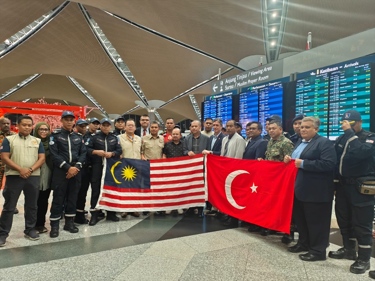 Malezya'dan 70 kişilik arama kurtarma ekibi Türkiye'ye doğru yola çıktı