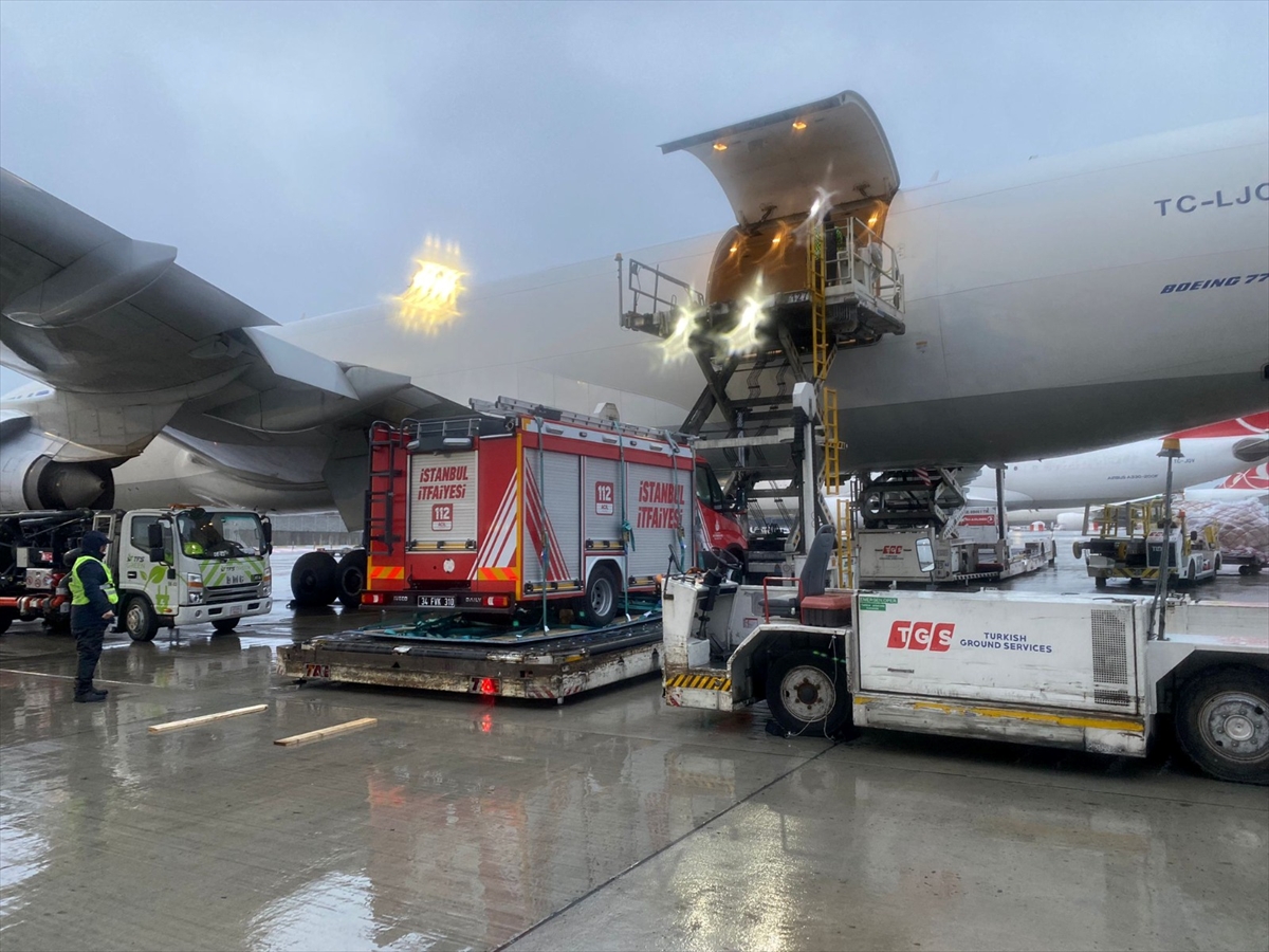 THY İstanbul'dan Adana'ya itfaiye araçlarını uçakla taşıdı