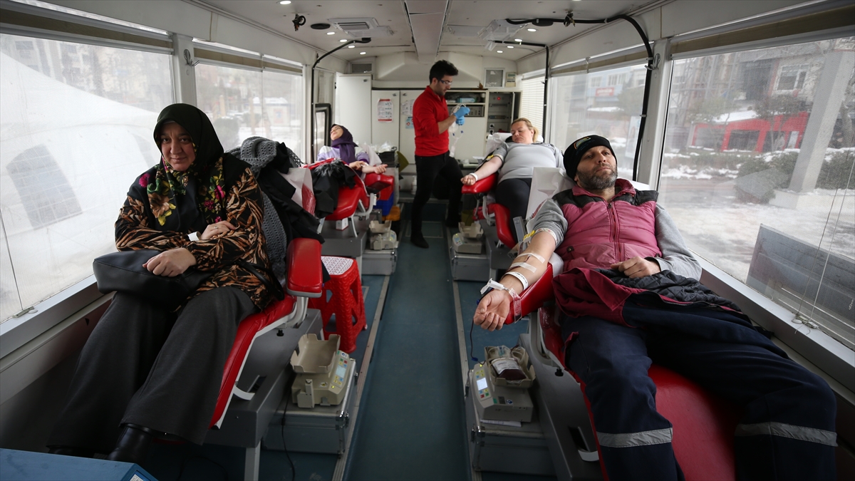 Çanakkale'de deprem bölgesi için kan bağışı yapılıyor