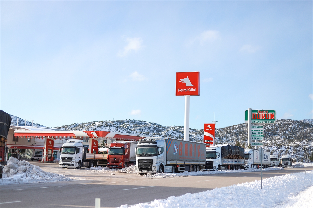 Antalya-Konya kara yolunda kar nedeniyle tırların geçişine izin verilmiyor