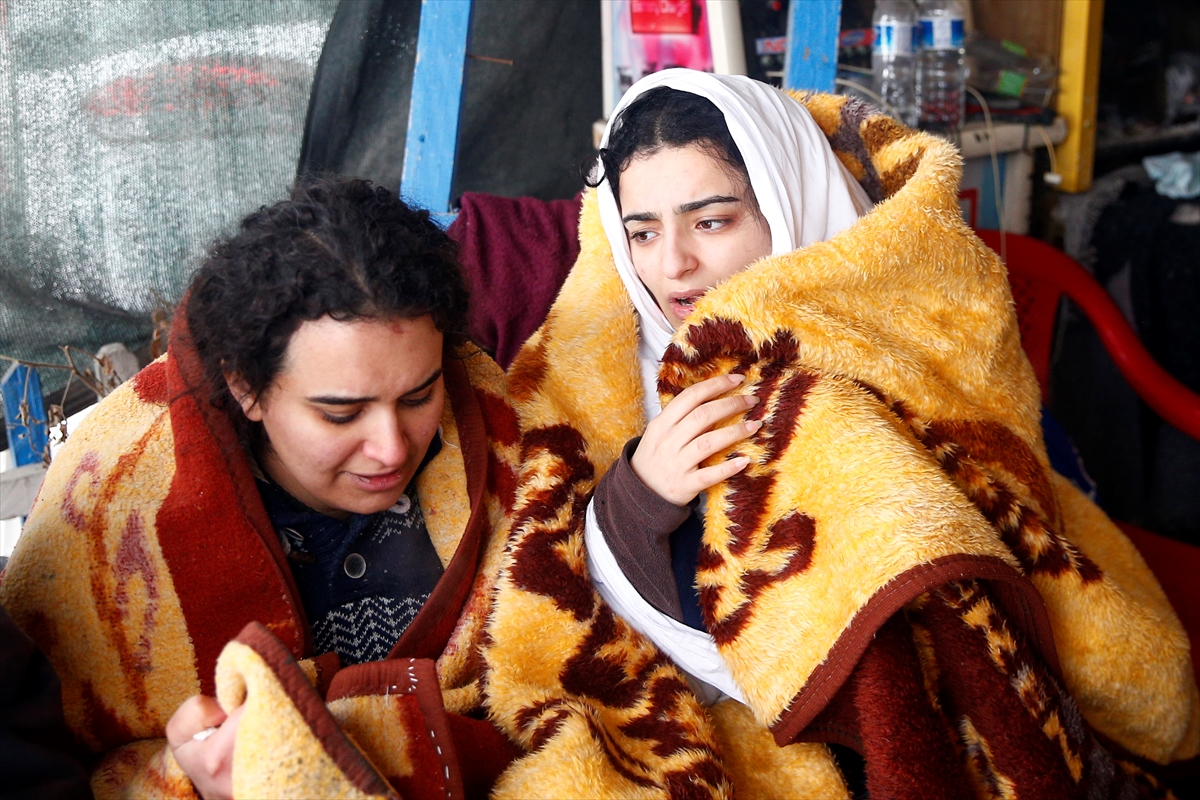 Enkazdan çıkarılan iki kız kardeş diğer aile fertlerinin de kurtarılmasını bekliyor