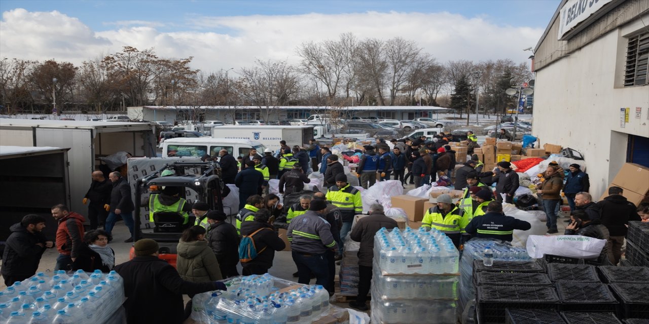 Başkentten 20'den fazla tır yola çıktı.