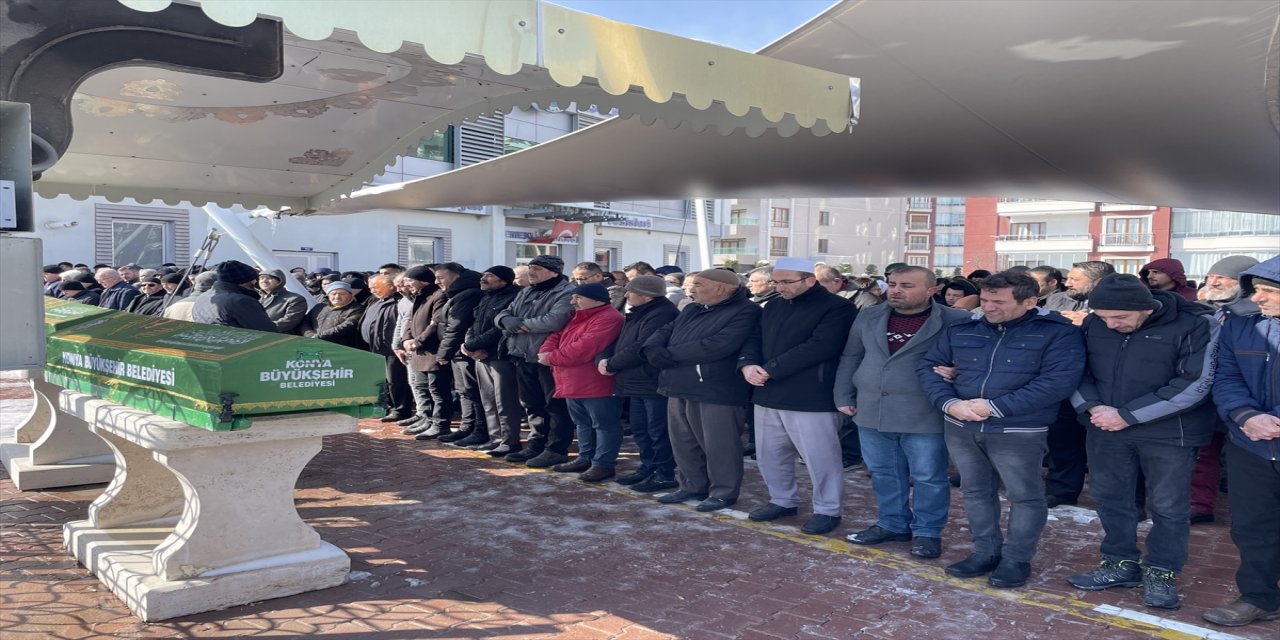 Depremde hayatını kaybeden gencin cenazesi Konya'da defnedildi.