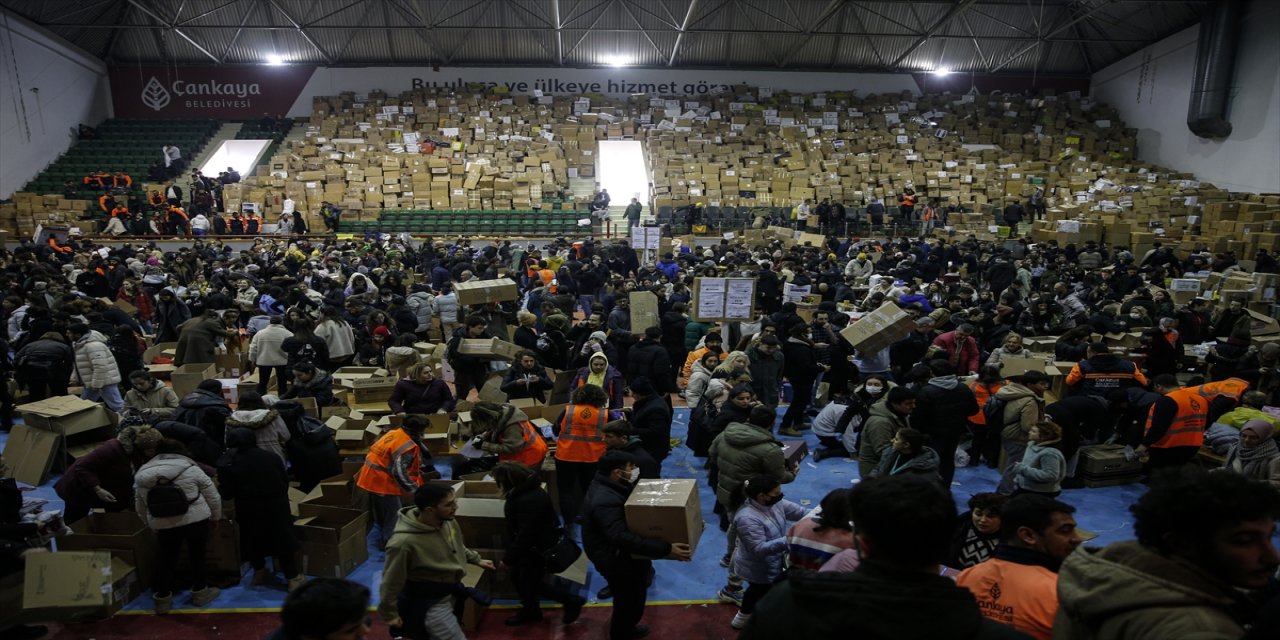 Çankaya Belediyesinin yardım kolileri yola çıktı.