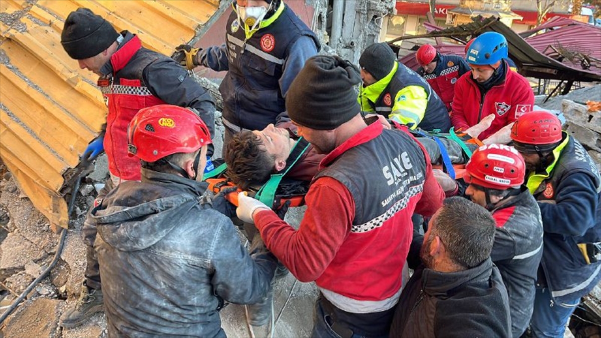 Kahramanmaraş'da 37 saat sonra 3 kişiyi enkazdan kurtardı