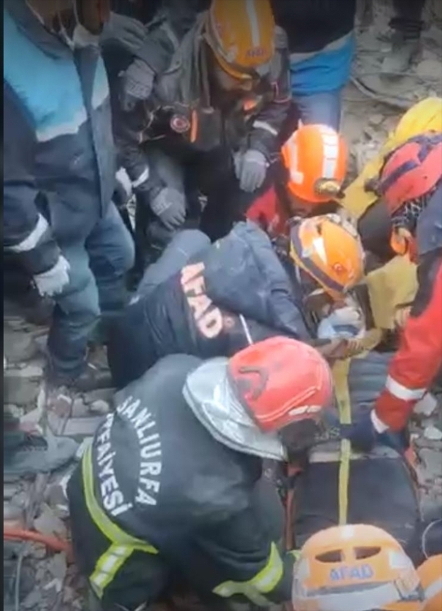 Şanlıurfa'da enkazdan çıkarılan kişinin babası da 53. saatte kurtarıldı