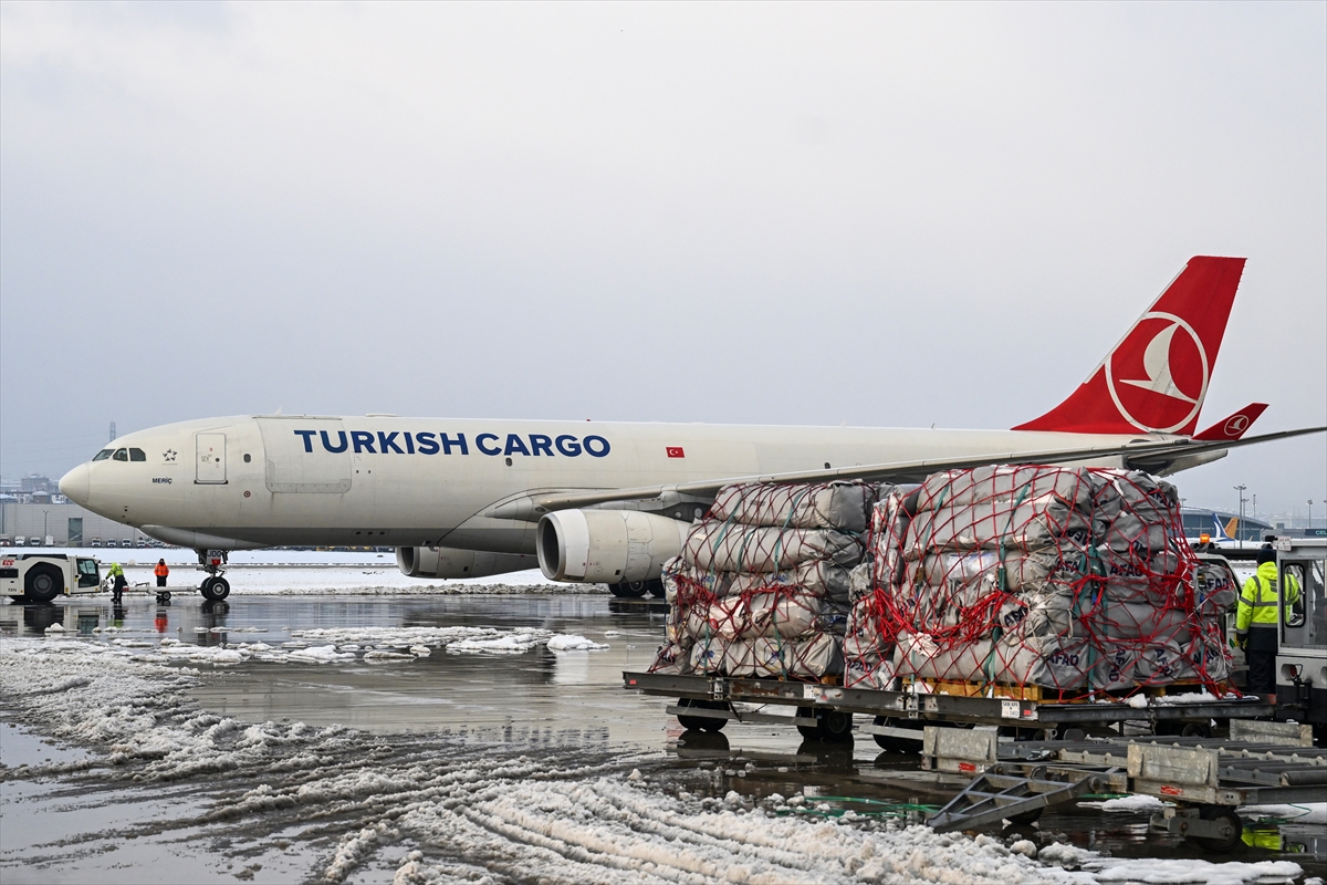 Sabiha Gökçen Havalimanı'ndan deprem bölgesine sevkiyatlar aralıksız sürüyor