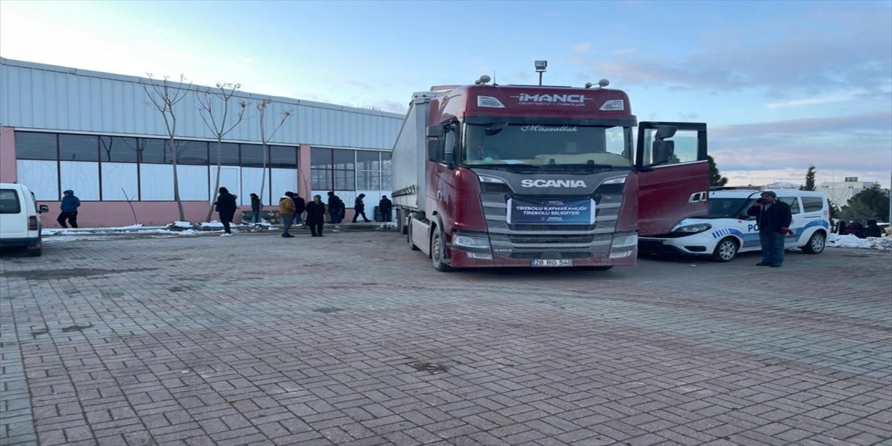 Tirebolu Belediyesince hazırlanan yardım malzemeleri Malatya'da depremzedelere dağıtılıyor