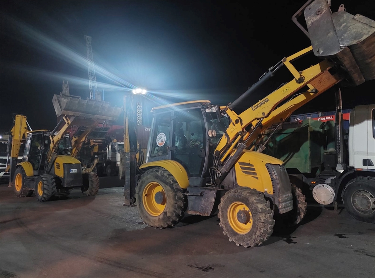 KKTC, deprem bölgesine 100 ağır iş makinesi ve kamyon gönderdi