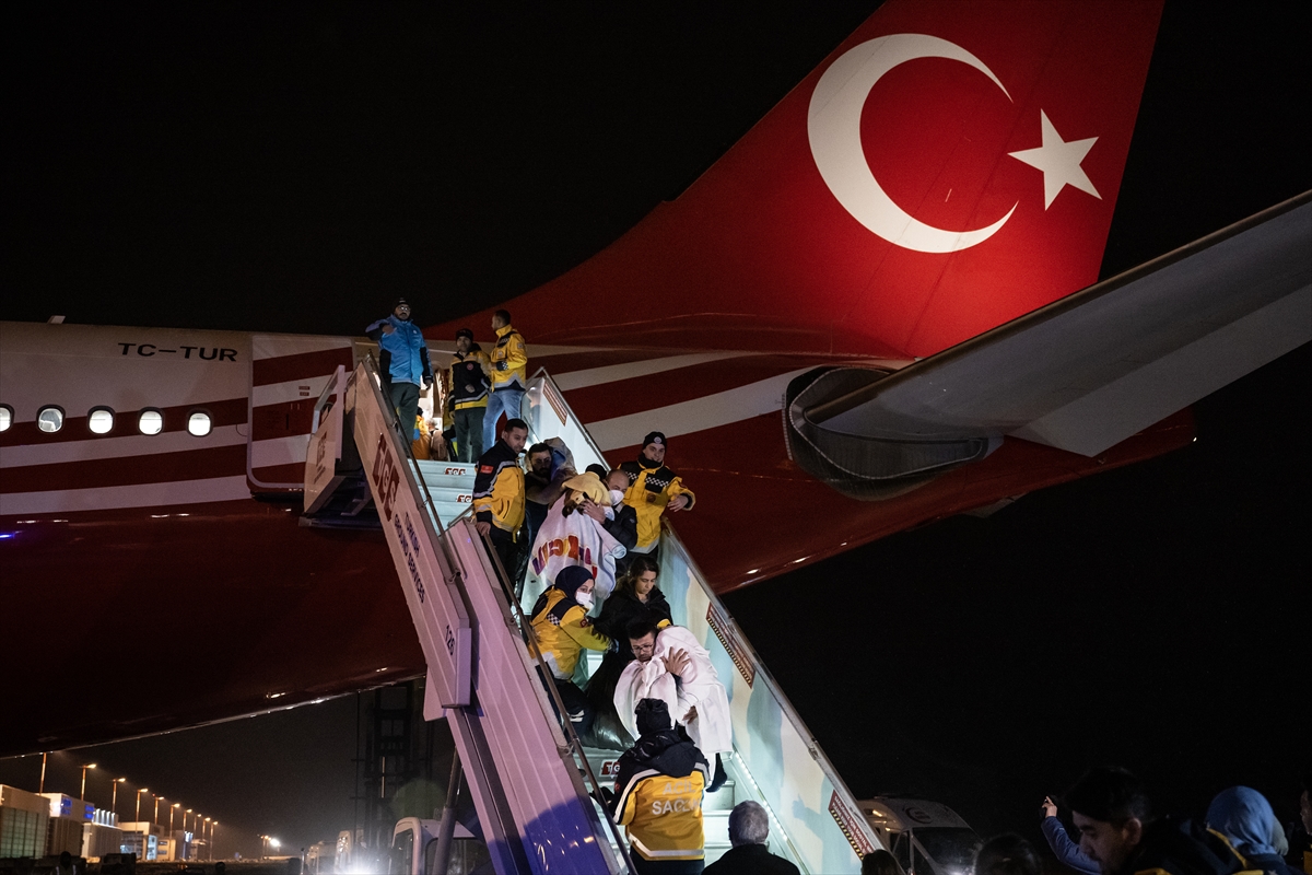 Cumhurbaşkanlığına ait "TUR" uçağı deprem bölgesinden 52 yaralıyı Ankara'ya nakletti