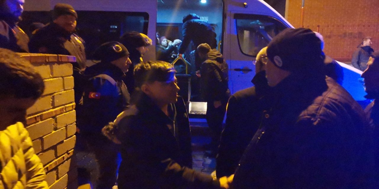 Malatya'daki depremde evleri yıkılan aile Trabzon'a getirildi.