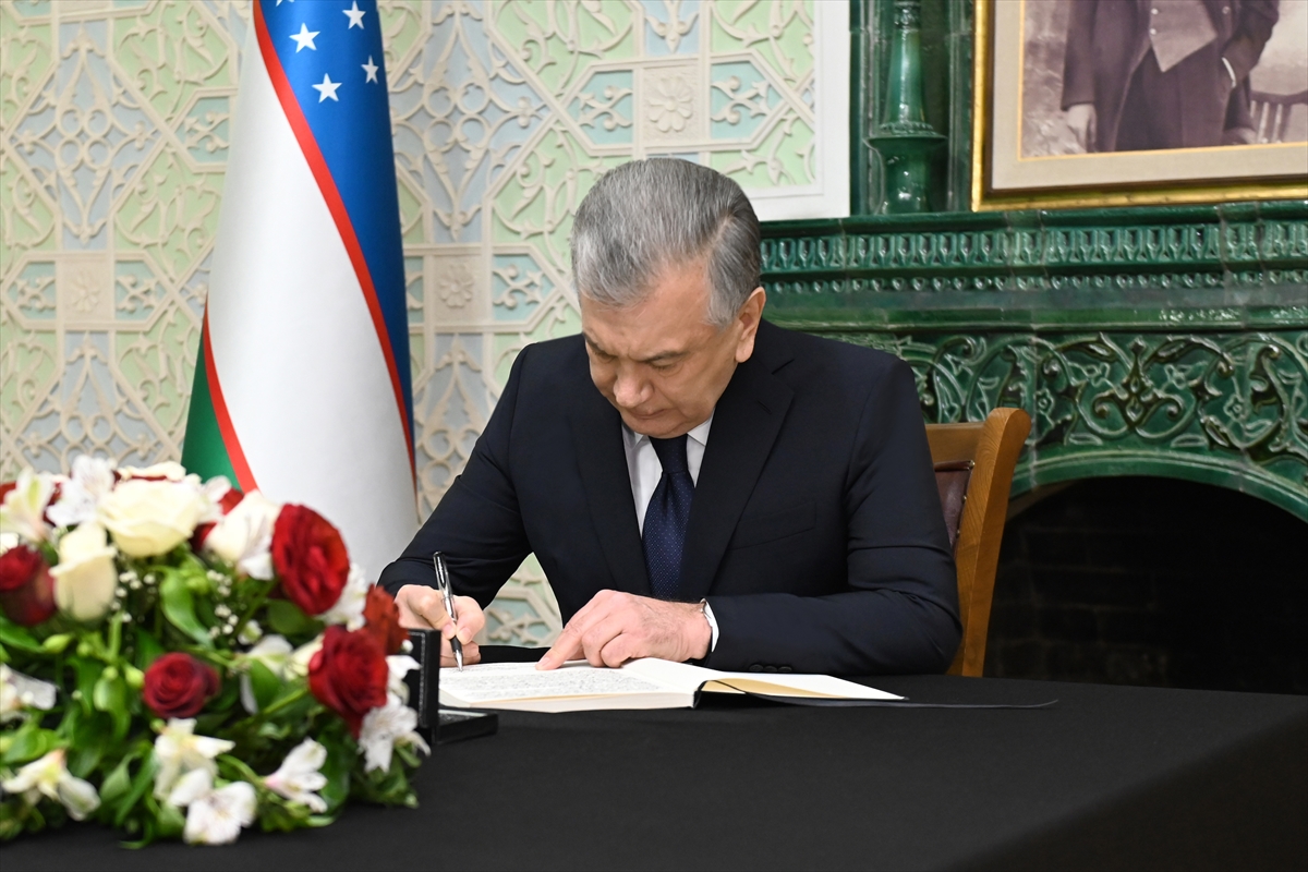 Özbekistan Cumhurbaşkanı Mirziyoyev, Türkiye'nin Taşkent Büyükelçiliğinde taziye defterini imzaladı
