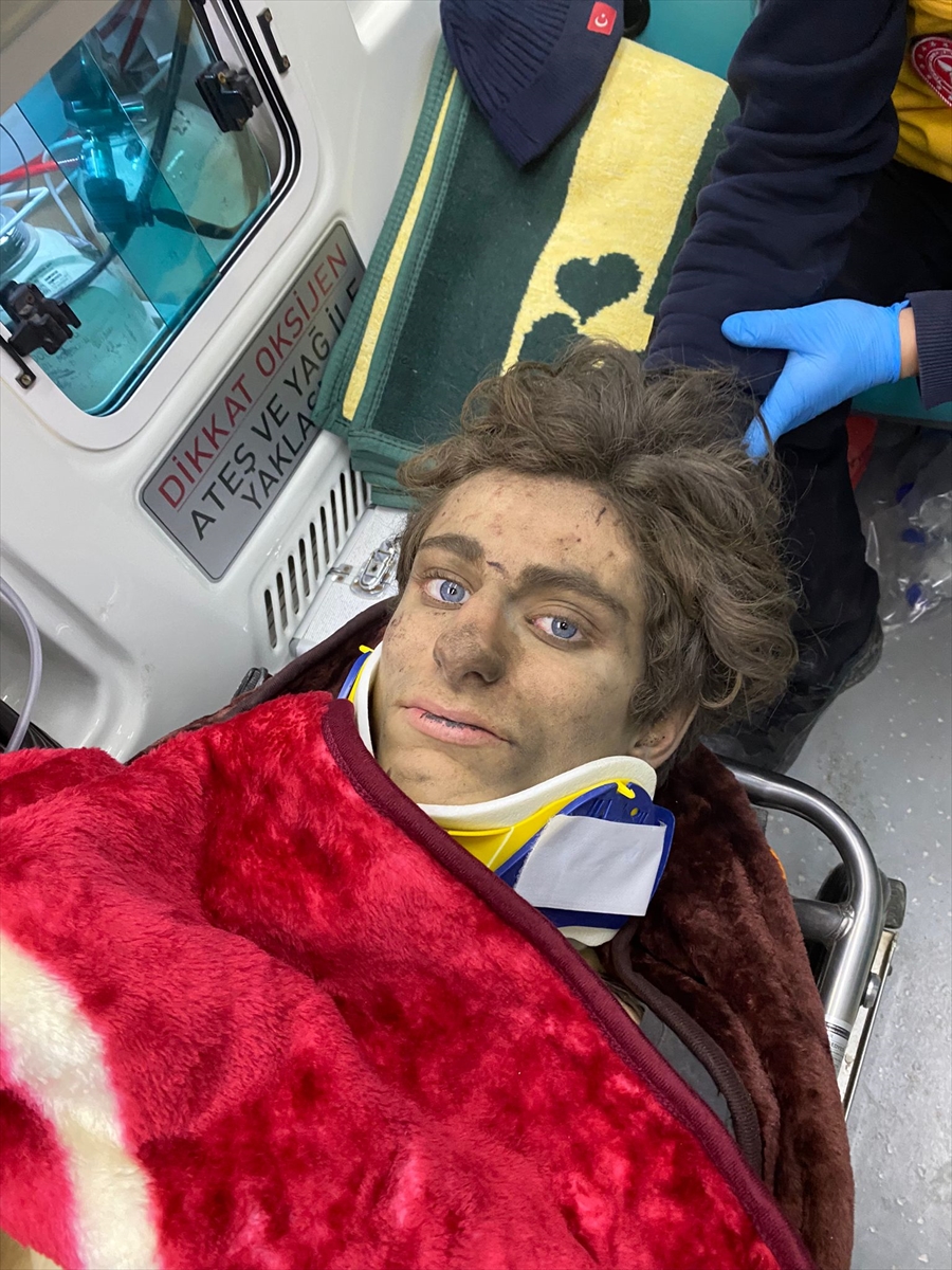 Hatay'da enkaz altında kalan genç 69 saat sonra kurtarıldı