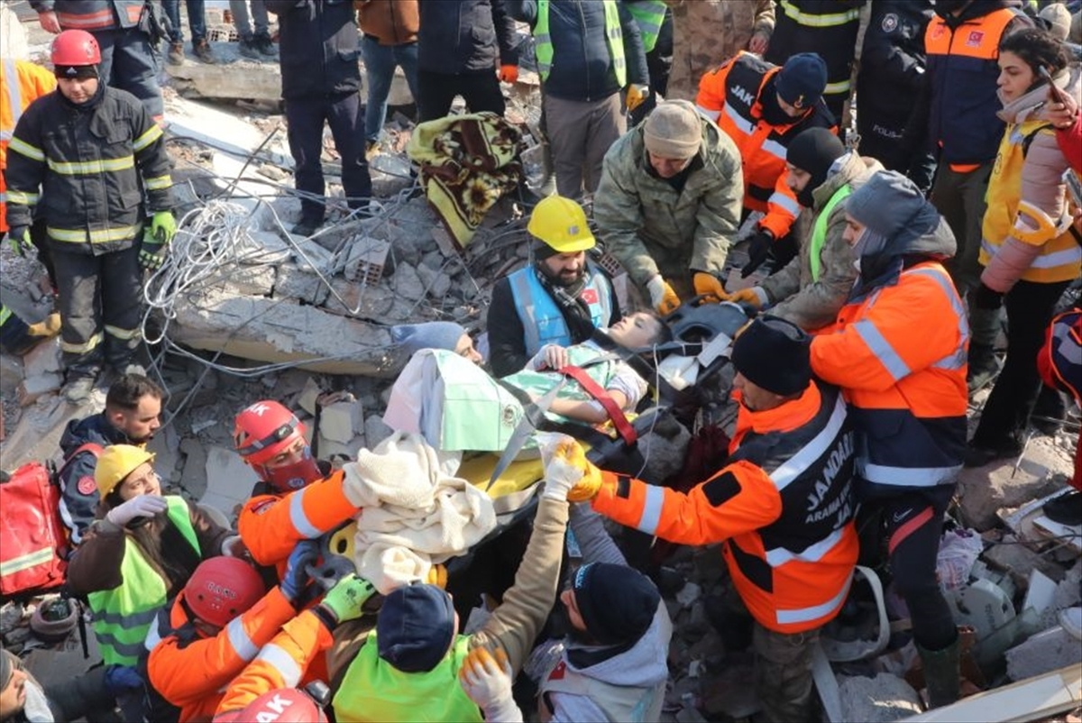 Elbistan'da enkaz altında kalan çocuk 80 saat sonra kurtarıldı