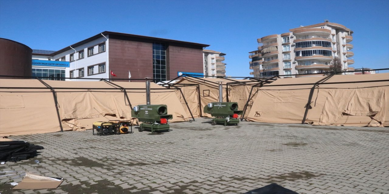 Adıyaman'da depremzedeler için sahra hastanesi kuruldu.