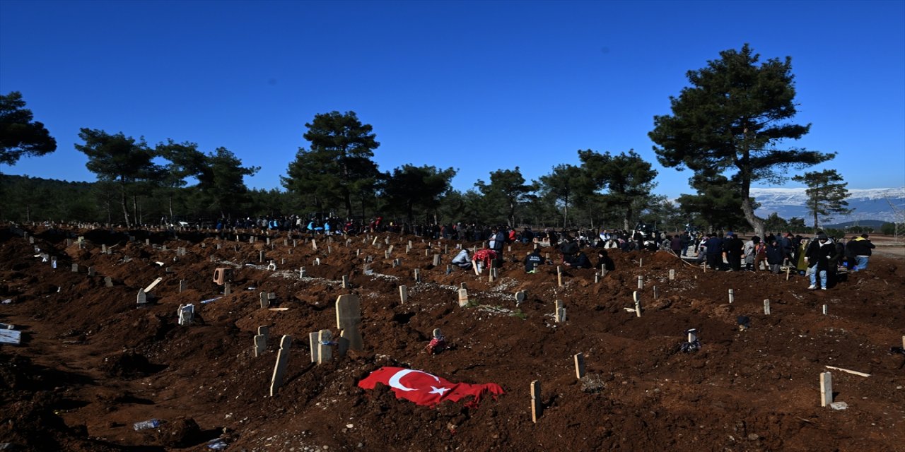 Depremde hayatını kaybedenler için yeni mezar alanları açılıyor.