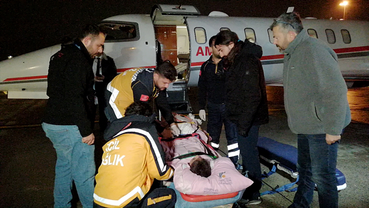 Yaralı depremzedeler üç ayrı uçakla İstanbul'a getirildi