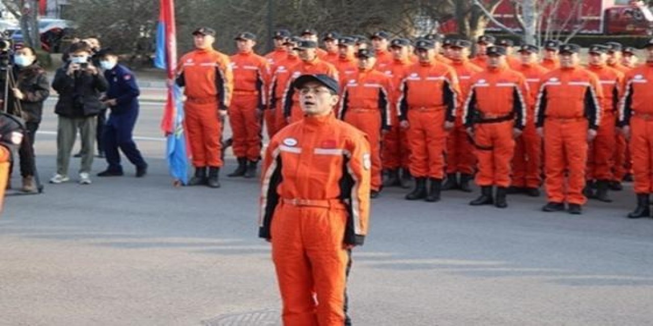 "Haydi Türkiye!" sloganlarıyla yola çıkan arama kurtarma ekipleri.