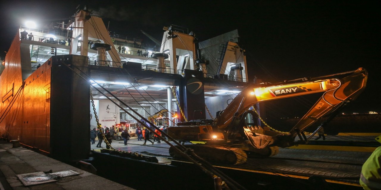 İzmir'den asrın felaketinin yaşandığı bölgeye yardım getiren gemi İskenderun'a ulaştı