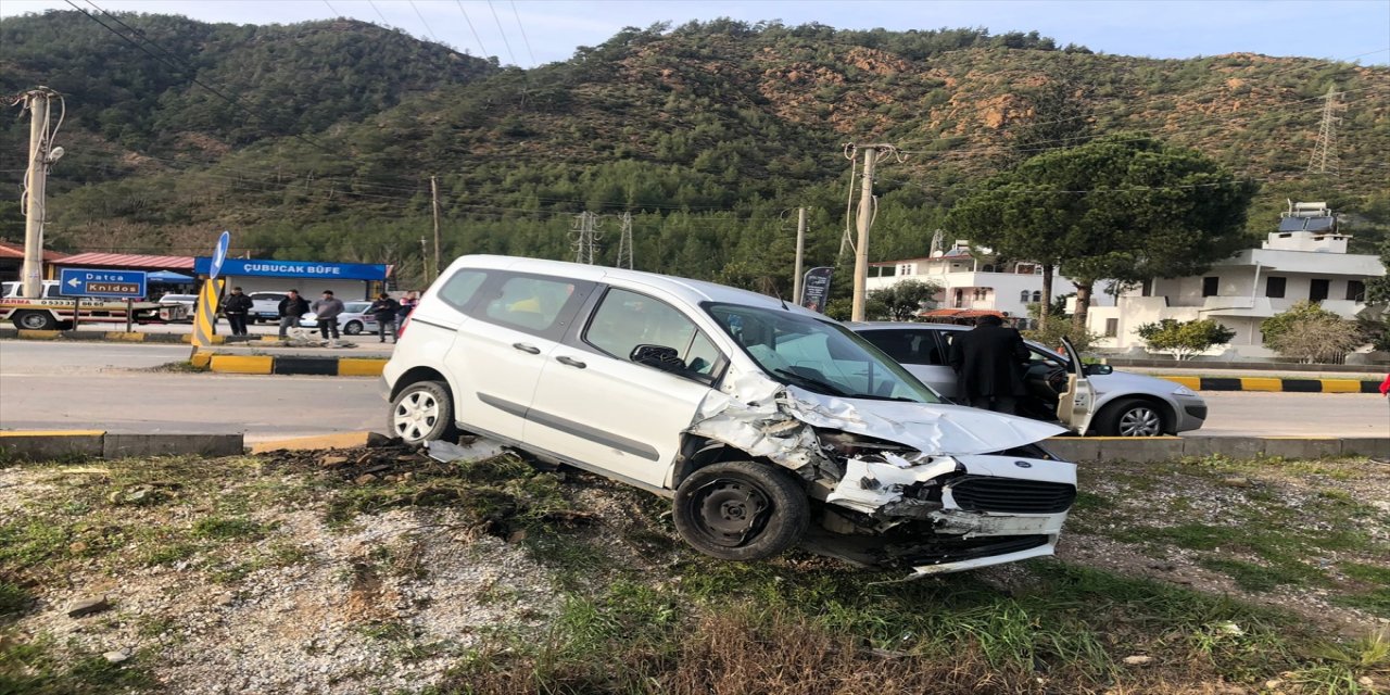 Muğla'da 4 aracın karıştığı kazada anne öldü, 2 çocuğu yaralandı
