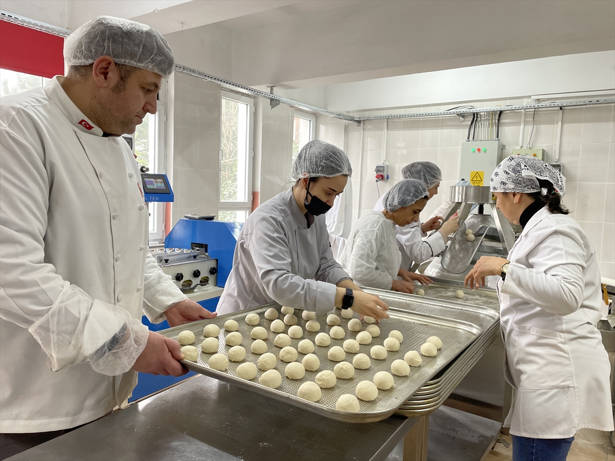 Bartın'da meslek liseliler deprem bölgesi için günde 15 bin ekmek üretiyor