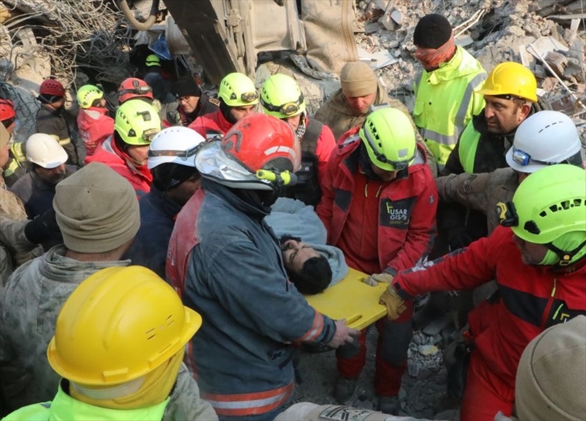 Elbistan'da bir genç 102 saat sonra enkazdan kurtarıldı