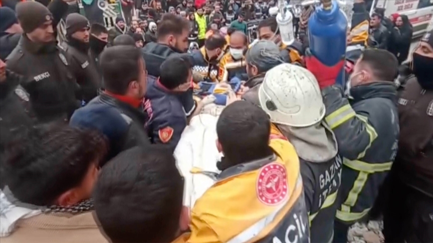 Nizip'te 107 saat sonra bir kadın kurtarıldı