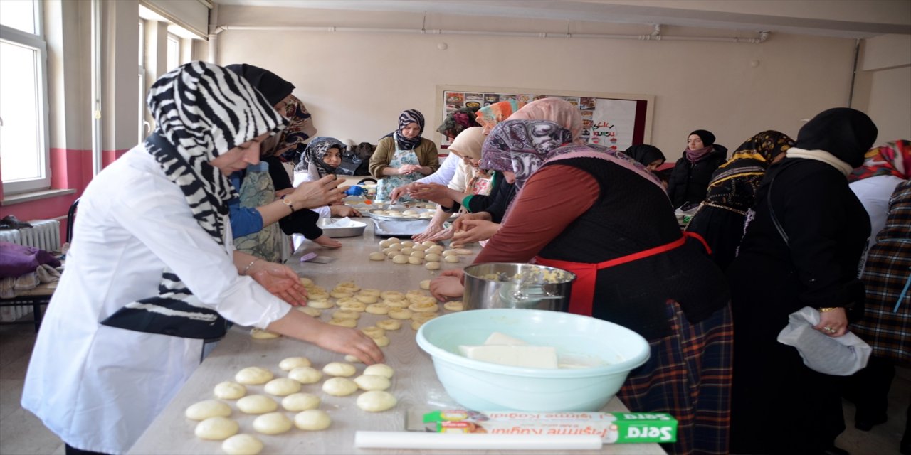 Muş'ta gönüllü kadınlar, "asrın felaketi"nden etkilenenler için pasta ve kek üretiyor
