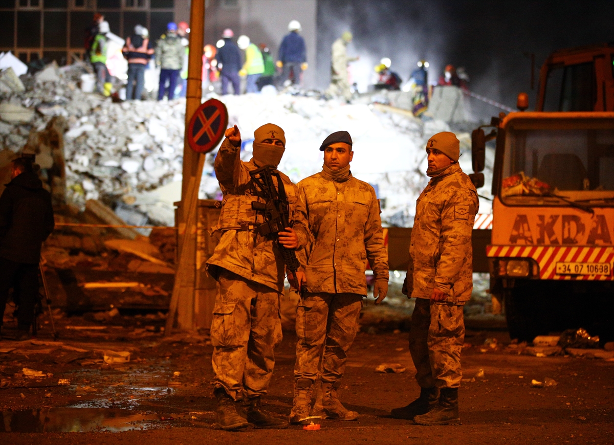 Mehmetçik, deprem bölgesinde 24 saat görevde