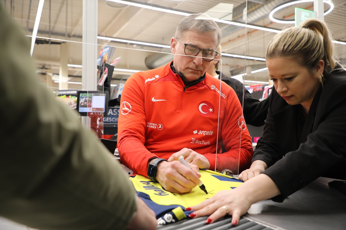 A Milli Futbol Takımı Teknik Direktörü Kuntz'dan yardım çağrısı