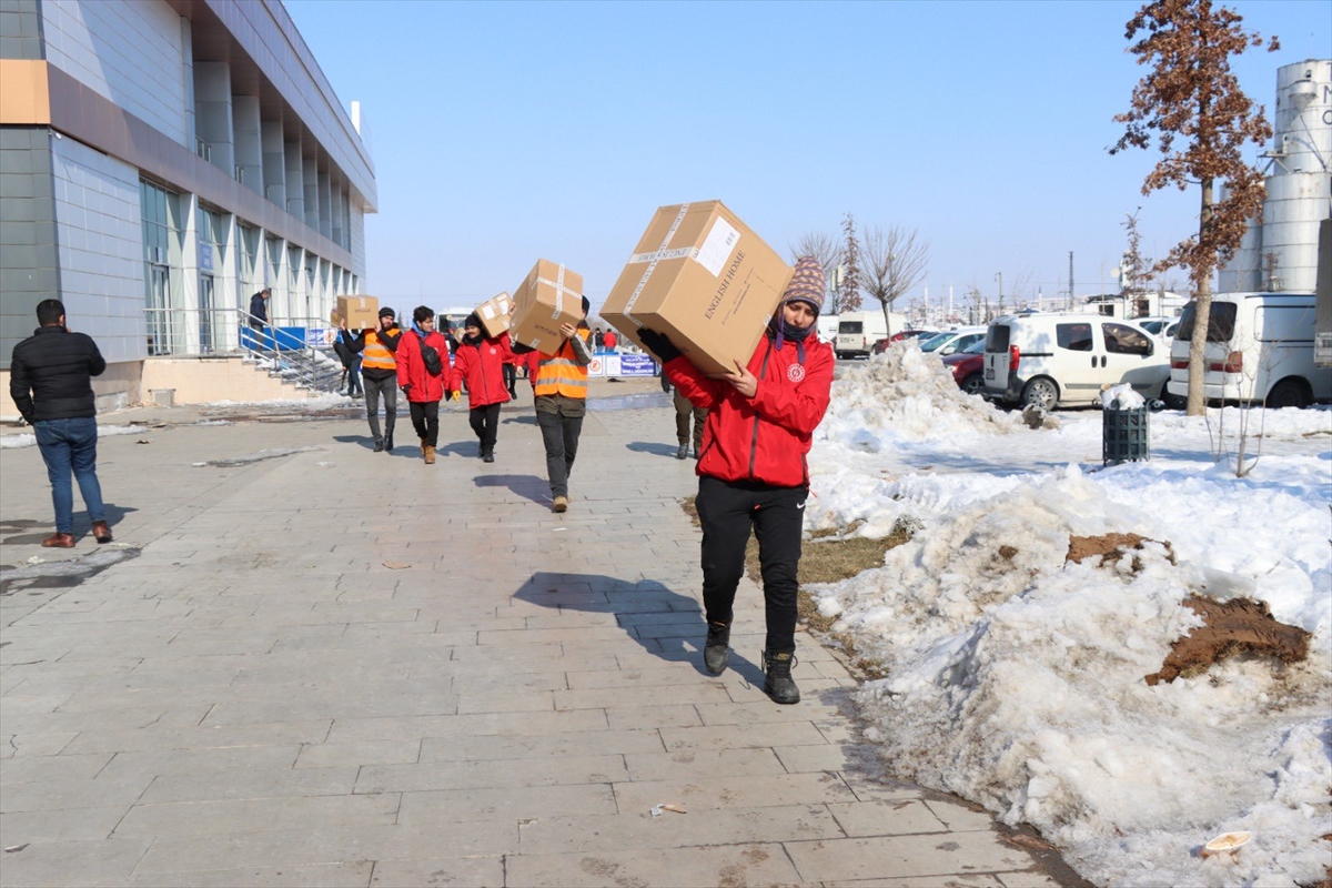 GSB 5000'e yakın gönüllü gençle depremzedelere yardım ediyor