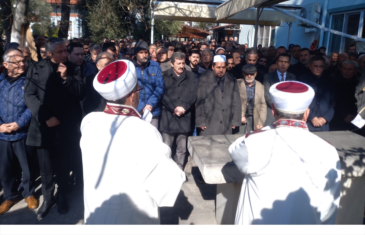 Depremde hayatını kaybeden Damla öğretmen, eşi ve iki çocuğu Muğla'da toprağa verildi