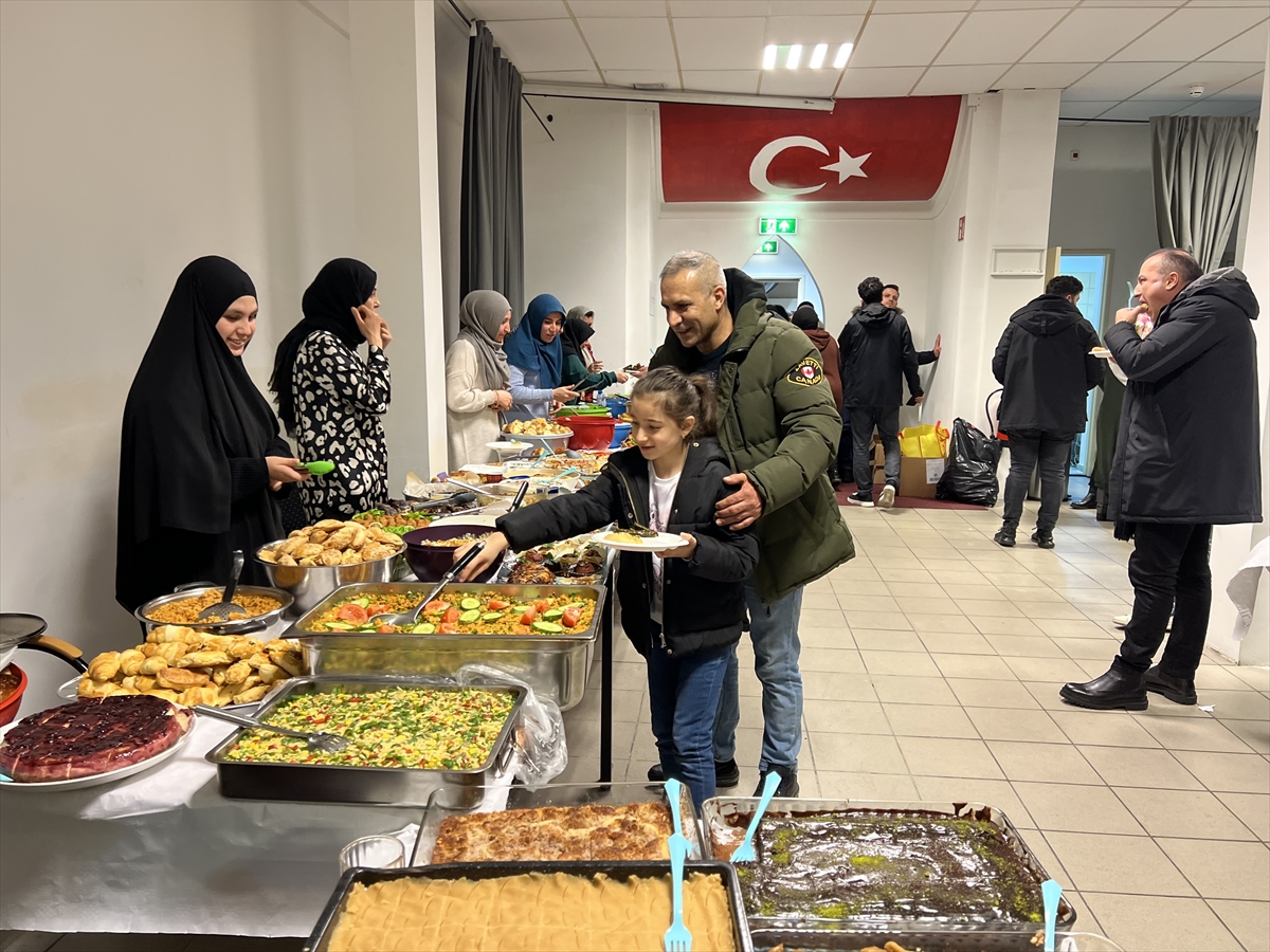Hollanda'daki Türkler depremzedeler için hayır çarşısı