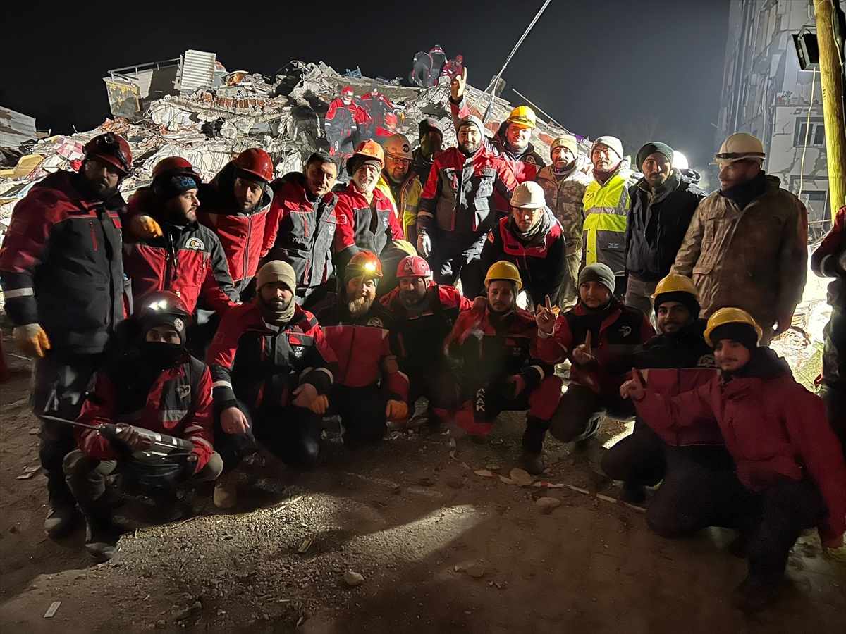 Hatay'da Akademi Arama Kurtarma Ekibi enkazdan 13 kişiyi kurtardı