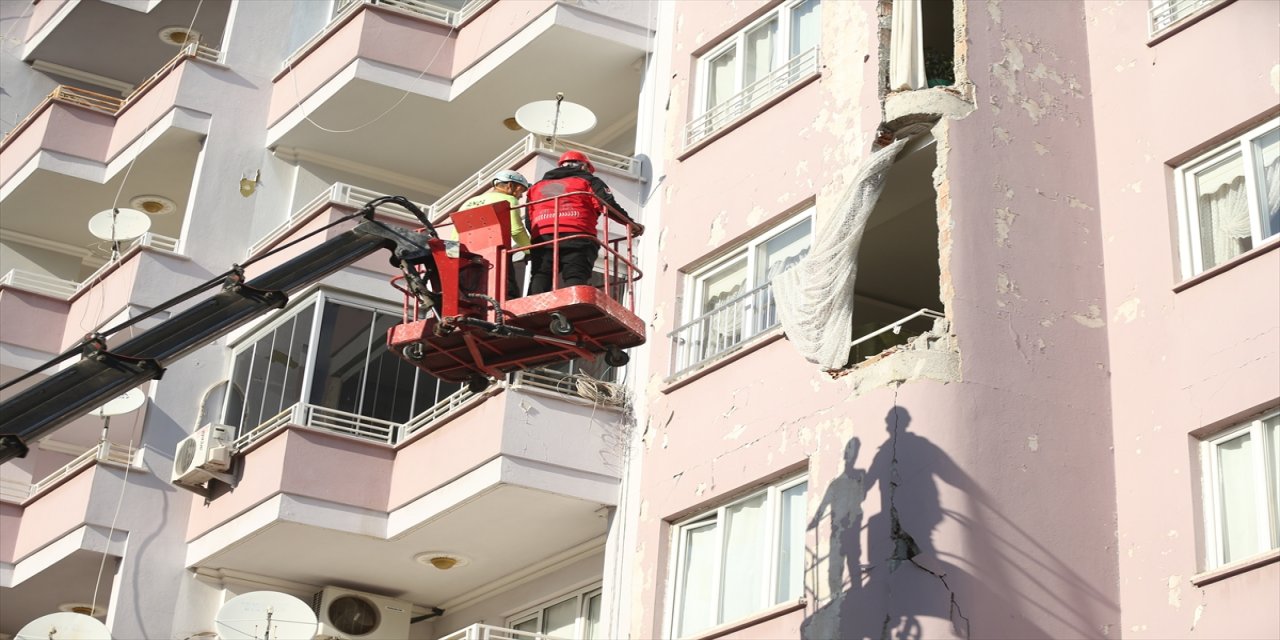 Ekipler binada mahsur kalan kediye yardım eli uzattı.